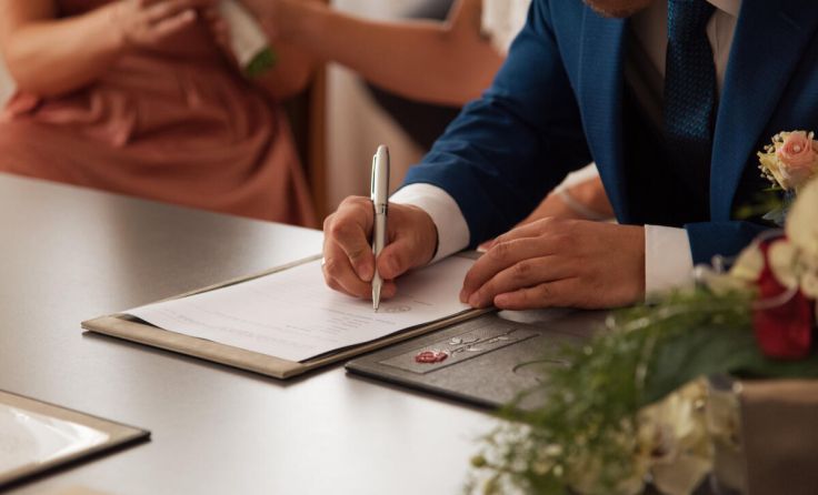 Standesamt (Symbolfoto) (Foto: Alexander Johl/stock.adobe.com)