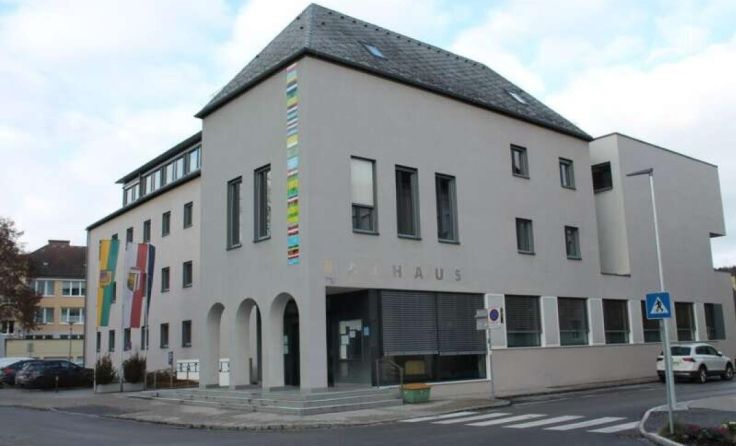 Das Bürgerservice befindet sich im Erdgeschoß des Rathauses Vöcklabruck. (Foto: Mac)