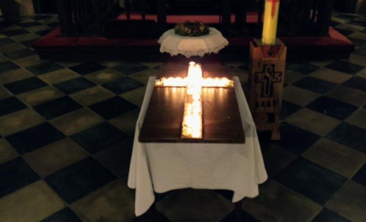 Kreuz aus brennenden Teelichtern (Foto: privat)
