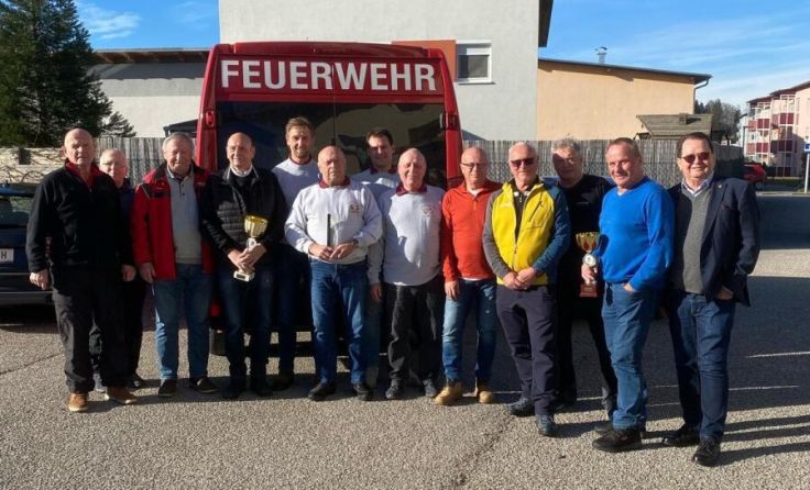 Die ersten drei Moarschaften der Gruppe B mit Vizebgm. Kons. Ernst Ennsberger (Foto: SV Puchheim)