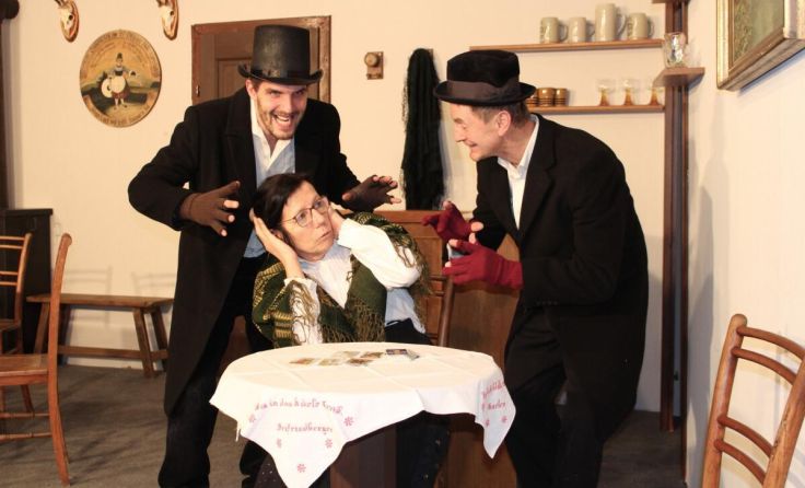 Die Komödie handelt von zwei Totengräbern. (Foto: Theatergruppe Neukirchen)