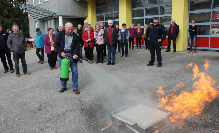 Feuerlöschübung mit den Senioren (Foto: FF Ottnang)