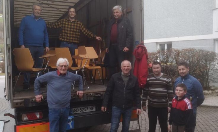 Gemeinsam wurden etwa 130 Möbel verladen. (Foto: RC Mondseeland)