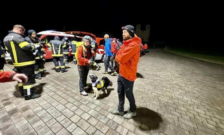 Übung mit Suchhunden (Foto: C. Stoxreiter)