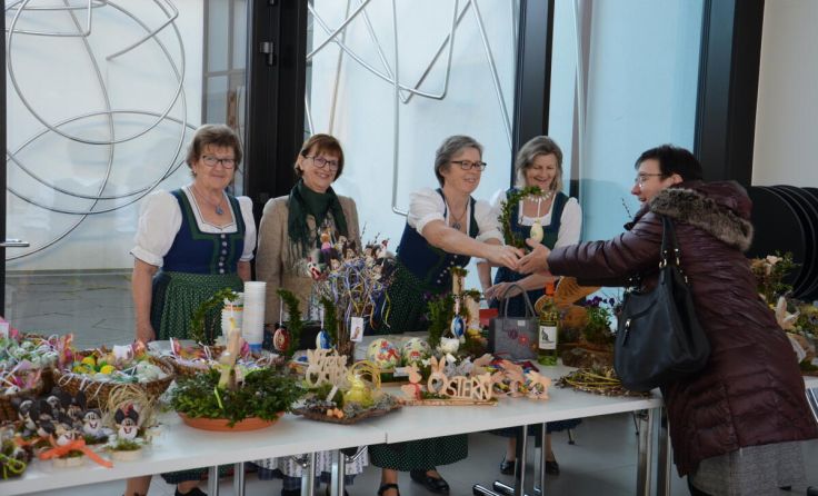 Beim Ostermarkt gab es Ostergestecke und vieles mehr. (Foto: Goldhaubengruppe Gampern)