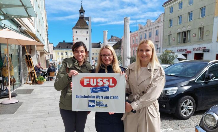 Verena Hohn (Mitte) freute sich sehr über den Gutschein. (Foto: Tips)