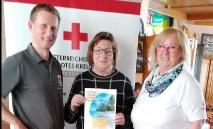 V.l.: Peter Hammerle, Gewinnerin Eva R., Ingrid Sölkner (Foto: OÖRK/Vöcklabruck)