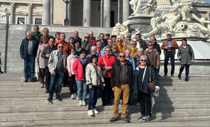 Die Gruppe vor dem Parlament in Wien. (Foto: Pensionistenverband Regau)