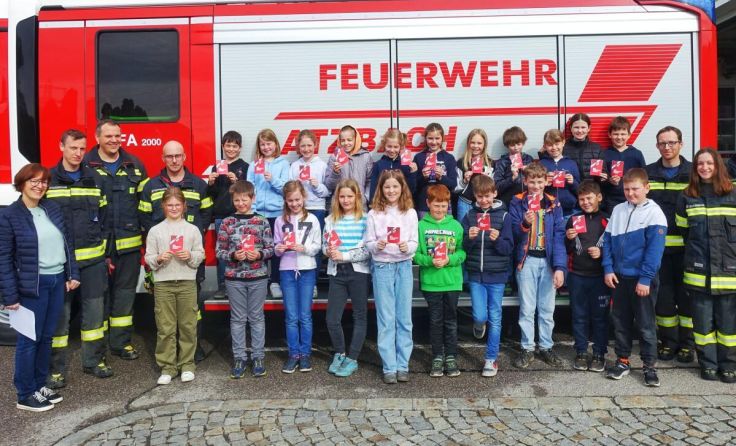 Die vierte Klasse erhielt den Brandschutzausweis. (Foto: FF Atzbach)
