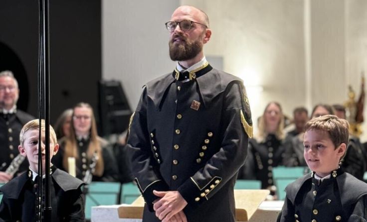 Kapellmeister Simon Harringer mit den den Bergzwergen Anton und Maxi (Foto: privat)