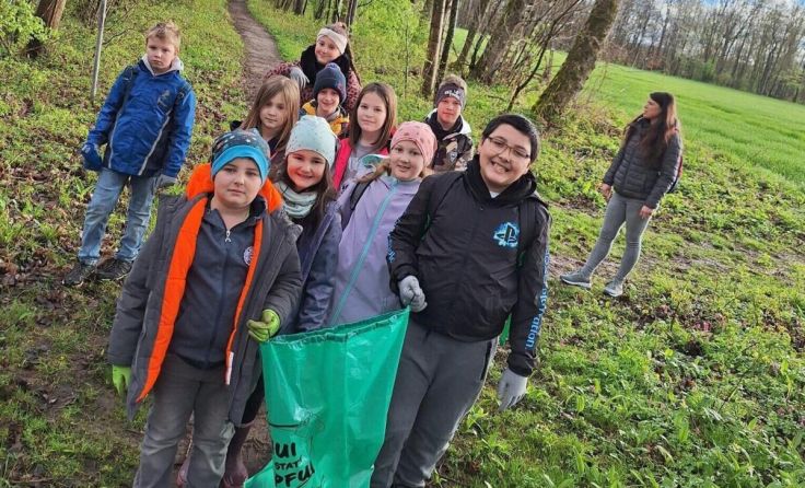 Fleißige Schüler beim Müllsammeln in Rüstorf. (Foto: Gemeinde Rüstorf)
