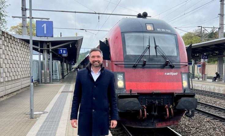 Bürgermeister Peter Schobesberger am Vöcklabrucker Bahnhof (Foto: Stadtgemeinde Vöcklabruck)