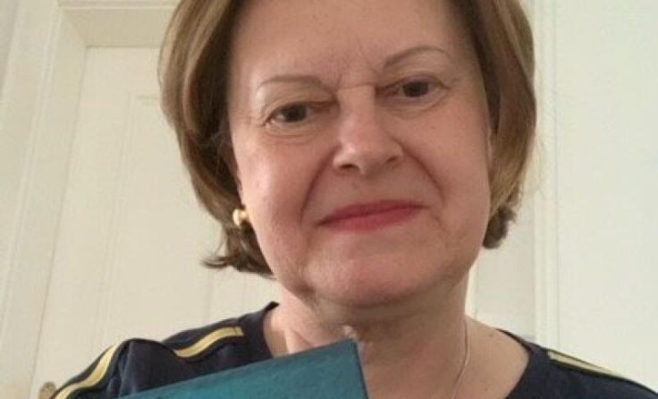 Die Autorin Bettina Wagner mit ihrem neuen Buch. (Foto: privat)