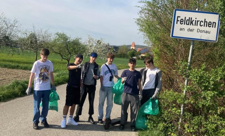 Die Jugendlichen befreiten die Natur vom Müll. (Foto: JCUV)