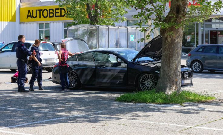 Auf einem Parkplatz hat ein PKW gebrannt. (Foto: laumat.at / Matthias Lauber)