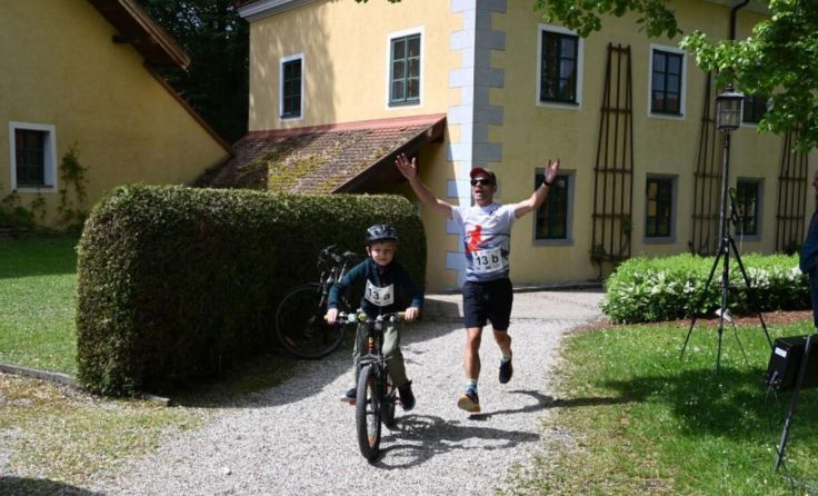 Die Teilnehmer hatten sichtlich Spaß beim Partnerlauf (Foto: Stadtgemeinde Attnang-Puchheim)