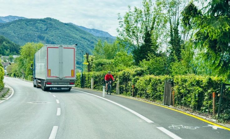 Multifunktionsstreifen sind aufgrund der engen Straße nicht überall möglich. (Foto: Tom Leitner)