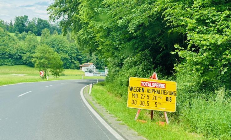 Straßensperre in Regau (Foto: Tom Leitner)