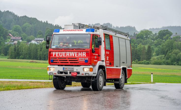 Die Feuerwehr Scharnstein im Einsatz (Foto: TEAM FOTOKERSCHI.AT / DAVID RAUSCHER)
