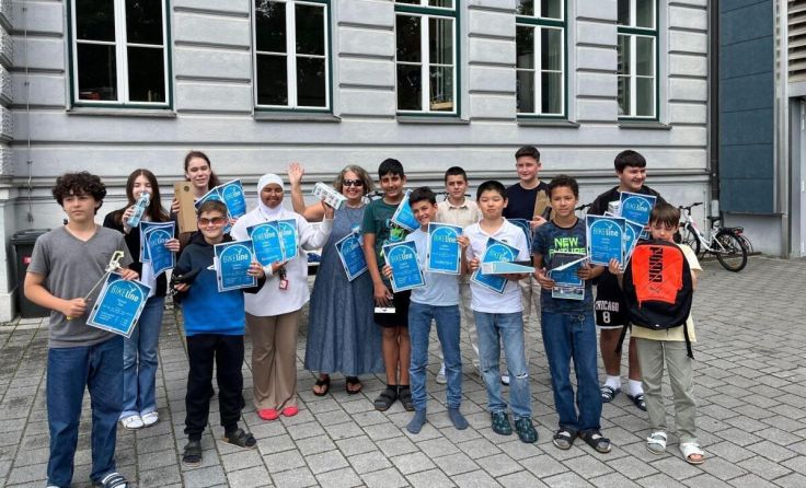 Die Schüler und Lehrer freuten sich über den Erfolg (Foto: SIMS Vöcklabruck)