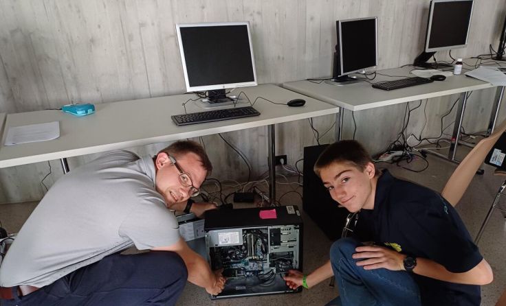 Aufbau der Computer (Foto: Evangelische Gemeinde Vöcklabruck)