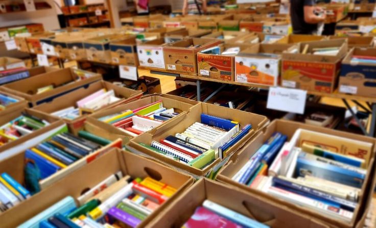 Über 16.000 Bücher gibt es beim Flohmarkt. (Foto: Verein Lernwelt Rubenshof)