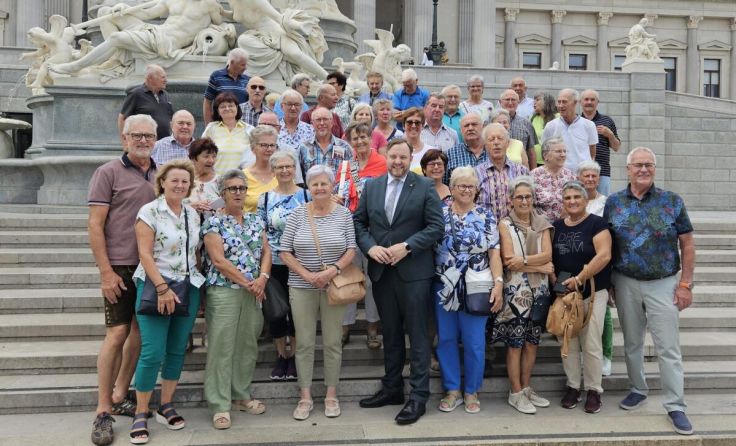 Franz Ebner und die Seniorenbund Ortsgruppe Ungenach vor dem Parlament (Foto: OÖ Seniorenbund)