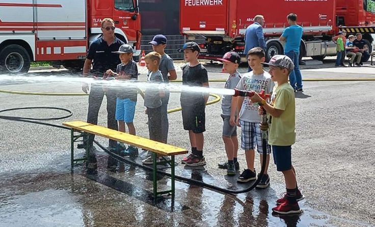 Schüler haben Spaß beim Löschen und Lernen (Foto: VS Frankenburg)