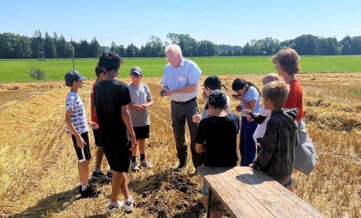 Die Schüler erkundeten den Boden. (Foto: BBK Gmunden Vöcklabruck)