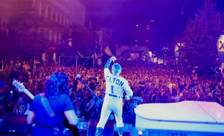 "Elton" heizte dem Publikum ein. (Foto: Wels Marketing & Touristik GmbH /Stefan Beiganz)