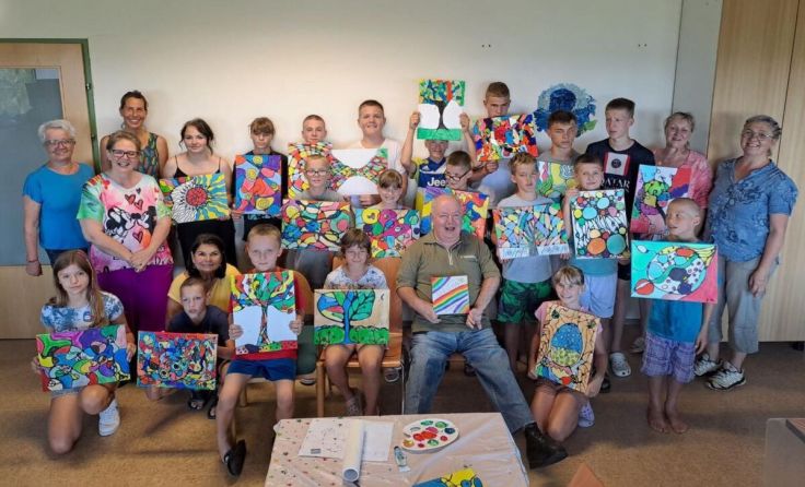 20 Kinder und Jugendliche aus der Ostukraine ahmen am Workshop teil. (Foto: Attergauer Farbenkreis)