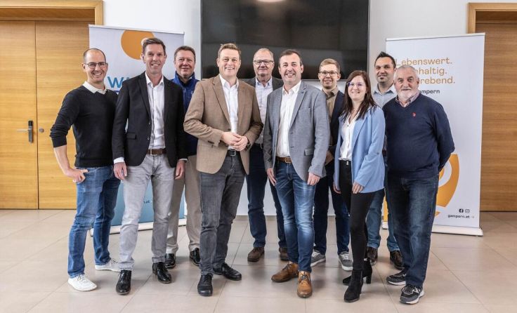 LR Kaineder mit Vertretern des neuen Wasserverbandes Gampern (Foto: Land OÖ/Tina Gerstmair)