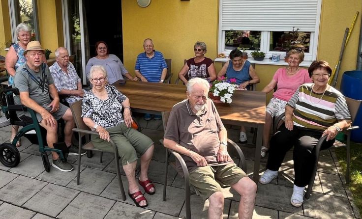 Neue Gartengarnitur (Foto: Gemeinde Rüstorf)