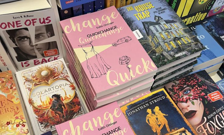 Bücherstapel in der Buchhandlung Neudorfer (Foto: Edith Ottinger)