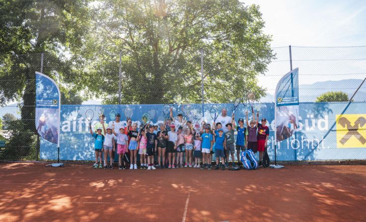 Tenniskurs in Nußdorf (Foto: Raiffeisenbank Attersee-Süd)