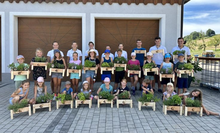Kinder mit ihren Kräuterkistl (Foto: LJ Pennewang)