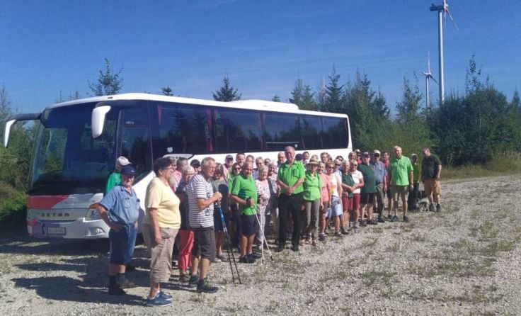 Die Siedler des Bezirks Vöcklabruck bei den Windrädern in Munderfing (Foto: Manfred Dittrich)