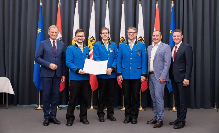 Übergabe der Ehrung (Foto: Land OÖ/ Antonio Bayer)