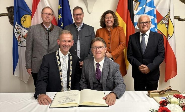 Unterzeichnung der Urkunde (Foto: Stadt Altötting)