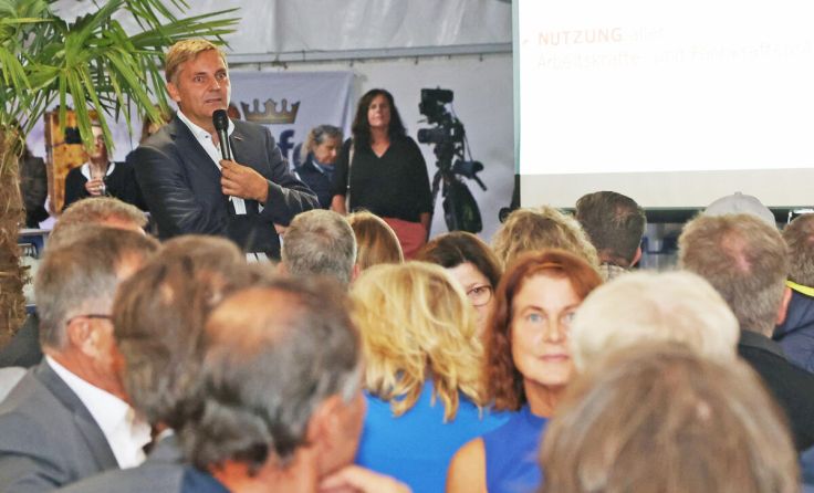 WKO-Bezirksobmann Stephan Preishuber vor 240 Unternehmern (Foto: WKO Vöcklabruck)