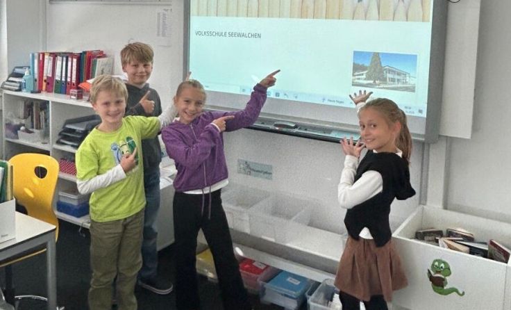 Die neue Bildungswebsite im Einsatz (Foto: Gemeinde Seewalchen)