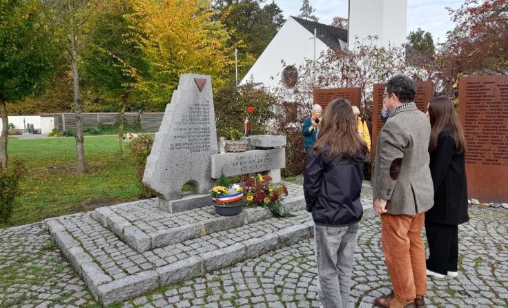 In einer Schweigeminute gedachten alle Anwesenden den Todesopfern im KZ Lager Zipf. (Foto: privat)