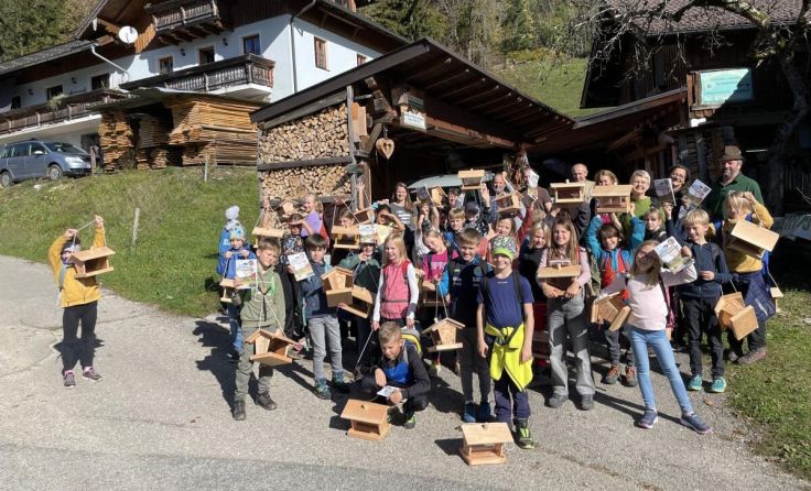 Die Kinder sind stolz auf ihre Vogelhäuschen. (Foto: privat)