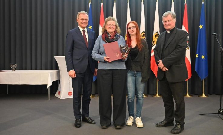 Übergabe an Zäzilia Holzer (Foto: Diözese Linz/Franz Litzlbauer)