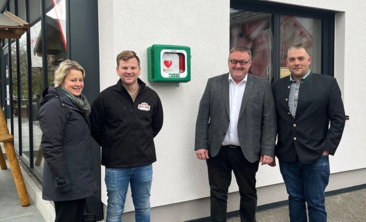 Der neue Defibrillator ist an einer Außenwand angebracht. (Foto: Johann Zieher)