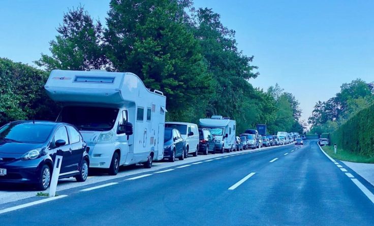Ab Mai 2025 kommt das nächtliche Parkverbot am Ostufer des Attersees. (Foto: Tom Leitner)