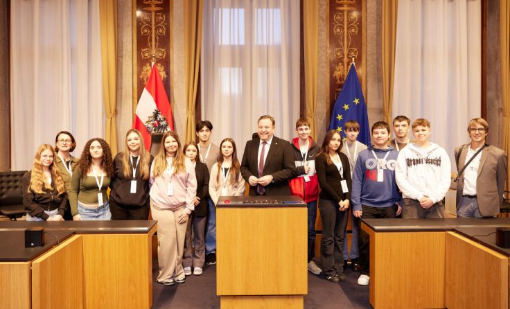 Gruppenfoto mit Bundesratspräsident Franz Ebner (Foto: Parlamentsdirektion/Thomas Topf)