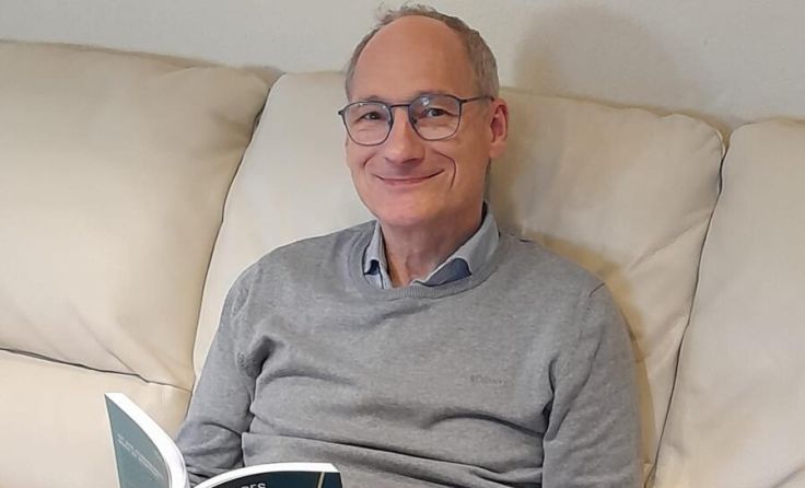 Der Autor mit seinem Buch (Foto: Zauner)