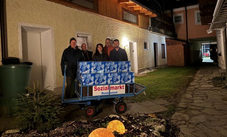 Übergabe der Pakete (Foto: Rotary Club Mondseeland)