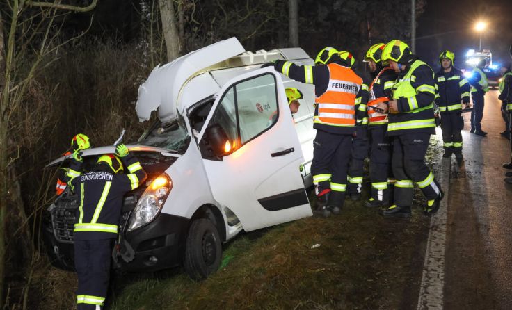 Pakettransporter kam von der Fahrbahn ab (Foto: laumat)